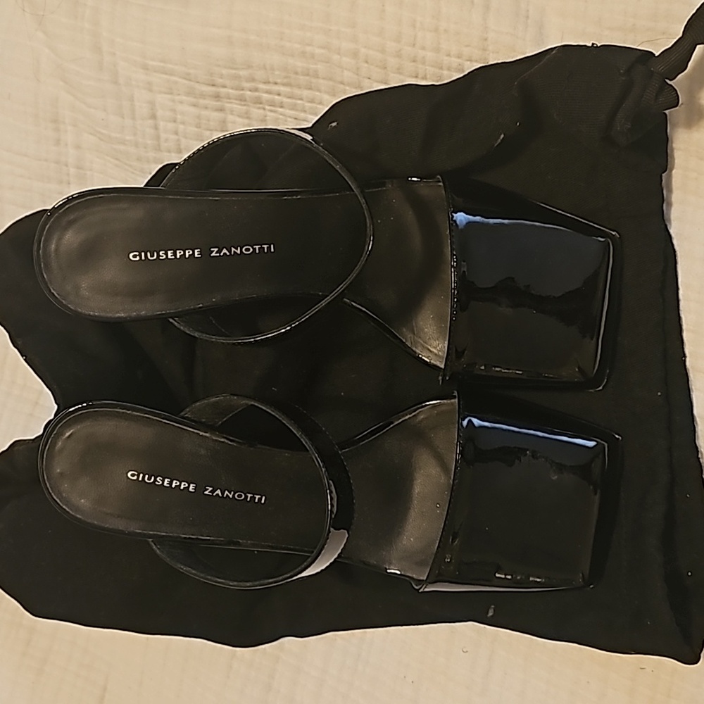 Gorgeous patent leather pumps